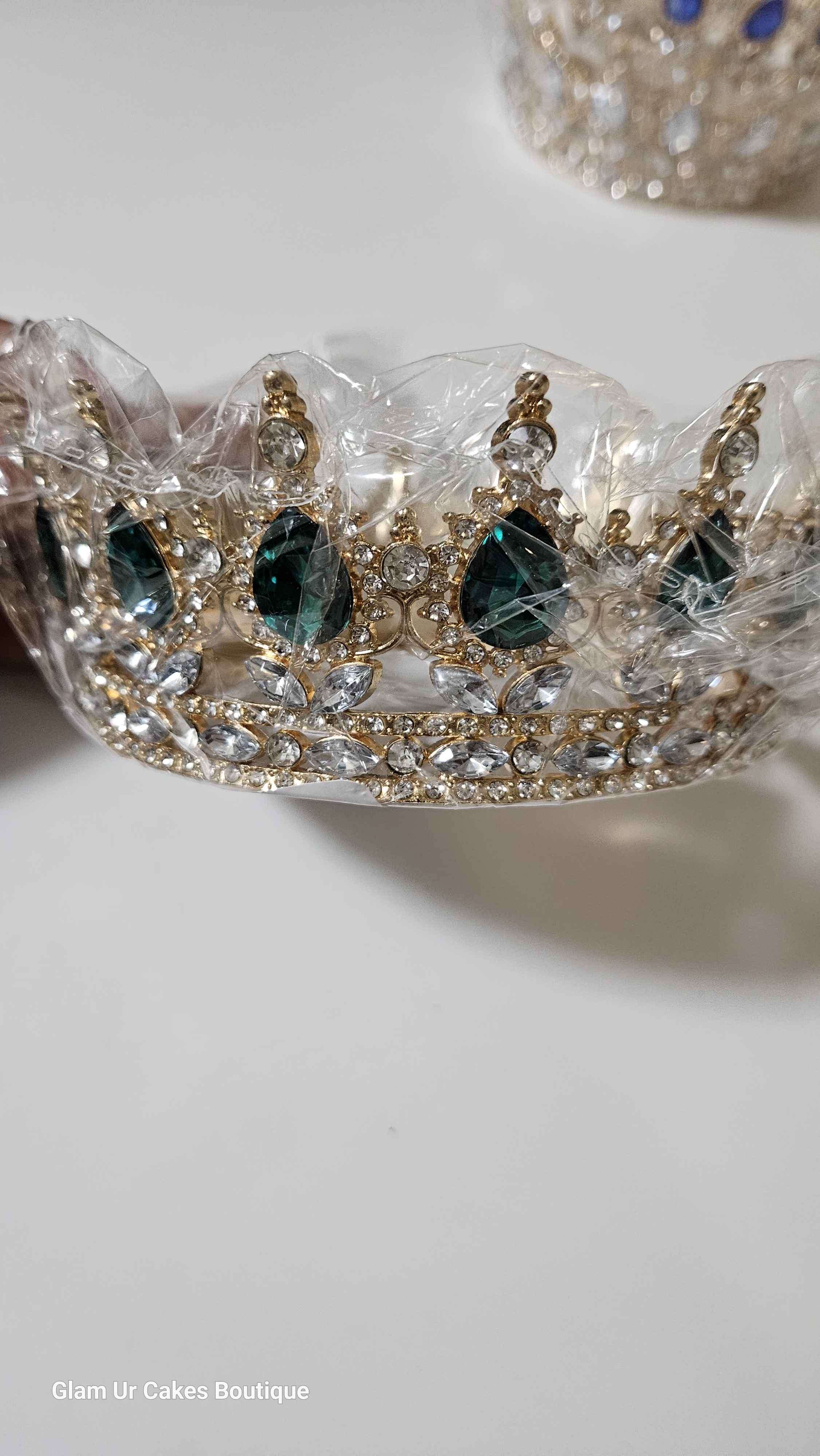 Gold crown with emerald rine stones